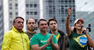 Michelle Bolsonaro tem alta hospitalar e se junta à chapa ao Senado
