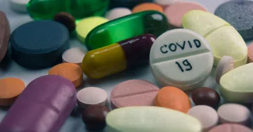 Quase 40% dos brasileiros usaram medicamentos ineficazes contra Covid, diz estudo da USP