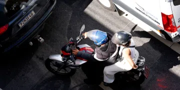 Bombeiros Alertam Motociclistas sobre a Importância do Capacete Fechado