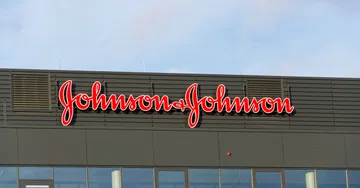 Johnson & Johnson lucra US$ 5,53 bilhões e eleva projeções para 2026