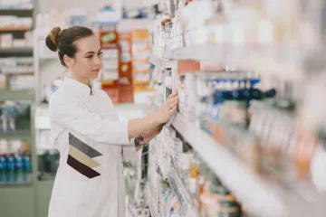 Varejo farmacêutico avança 13,6% puxado por GLP-1 e digital
