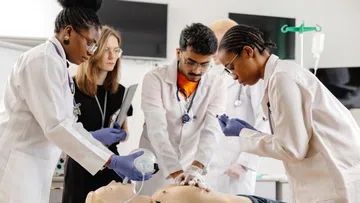 Escolas médicas são pilares estratégicos que fortalecem o SUS e a saúde pública do Brasil