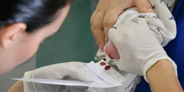 Atraso no Teste do Pezinho Afasta Crianças da Diagnóstico Prematuro